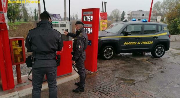 Benzina “allungata” con l'acqua, sequestrato un distributore: bloccati 18.000 litri