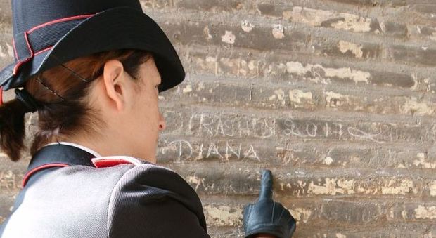 Sfregio al Colosseo, turista incide nomi di moglie e figlio su un pilastro: denunciato