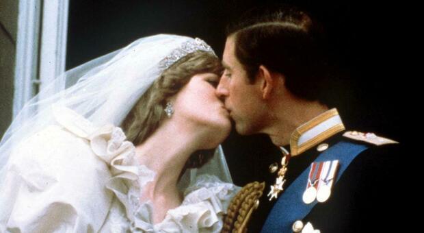 Le lettere di Lady Diana vendute all'asta. Ecco cosa scriveva: «Il divorzio da Carlo? Se avessi saputo...»