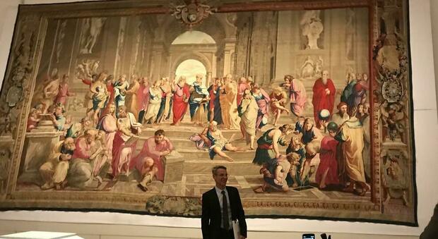 il direttore della Galleria nazionale delle Marche Luigi Gallo davanti all arazzo che rappresenta la Scuola di Atene