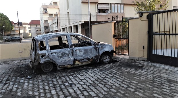 Porto Sant'Elpidio, avvertimento o dispetto? Auto distrutta da un incendio nella notte