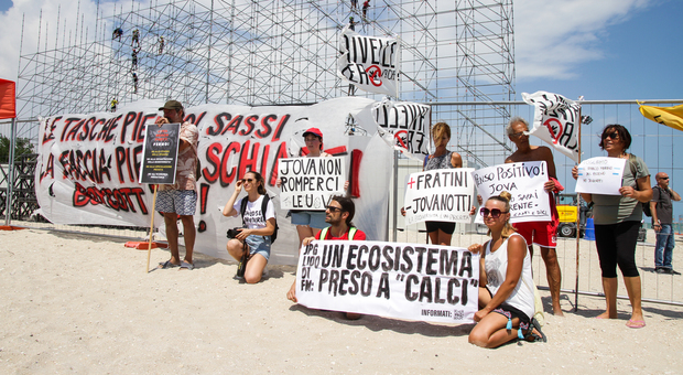 Jova Beach, protesta degli ambientalisti a Lido di Fermo: «Il fratino? Sì, ma non c'è solo quello»
