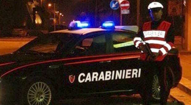Sorpreso al centro commerciale con la marijuana negli slip, si caglia contro i carabinieri: arrestato