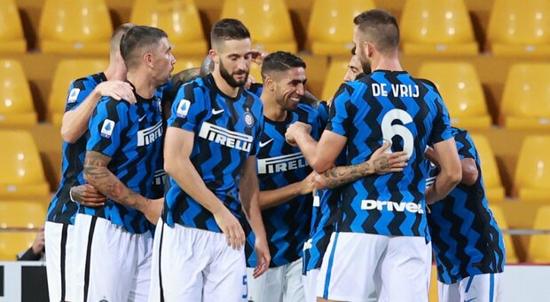 Tutto facile per l'Inter: 5-2 al Benevento e aggancio alla testa della classifica