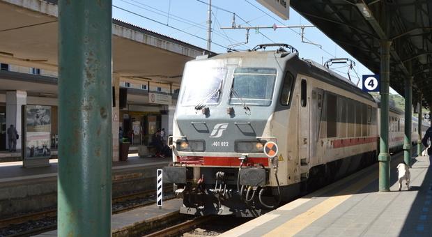 Treni, incendi sulla linea Roma-Ancona: riattivata la circolazione su un solo binario tra Orte e Nera Montoro