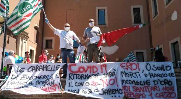 Pesaro, gli operatori sanitari in piazza: «Prima eroi, adesso ci negano quanto ci spetta»