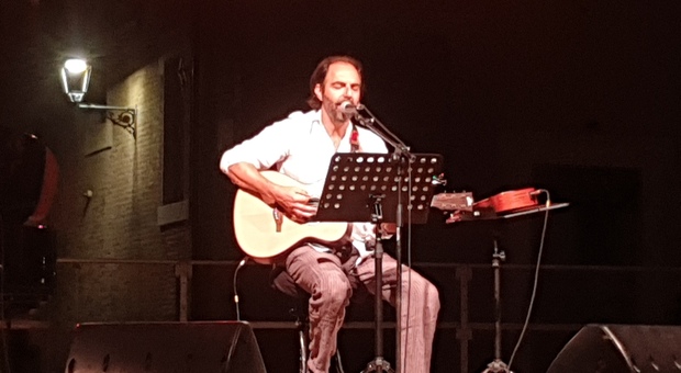 Neri Marcorè sul palco con la chitarra