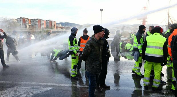 Trieste, cominciato lo sgomobero al porto: polizia con idranti sui manifestanti
