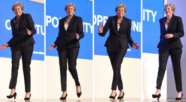 Theresa May balla Dancing Queen al congresso Tory: «Brexit? Il futuro è nelle nostre mani» Video