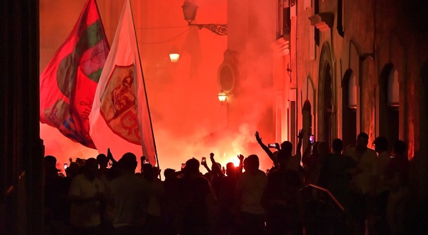 Roma, ecco la festa degli ultrà: assembramenti in Centro, cori e bombe carta fino a mezzanotte