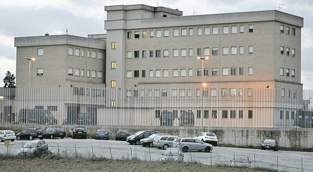 Minaccia la guardia nel carcere di Montacuto: «Ti squarto». Condannato il boss della camorra