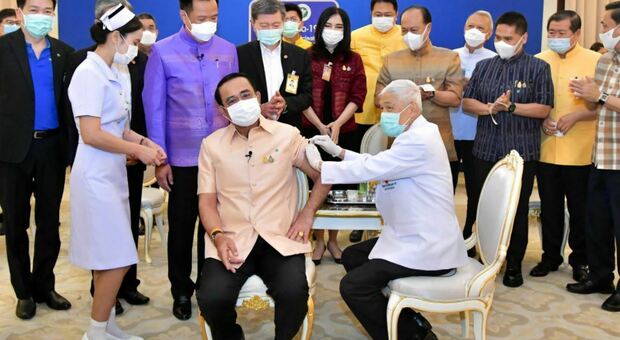 Astrazeneca, il premier della Thailandia si vaccina per rassicurare la popolazione