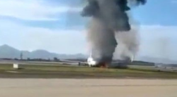 Aereo esce di pista durante il decollo e prende fuoco: passeggeri in fuga, ci sono feriti