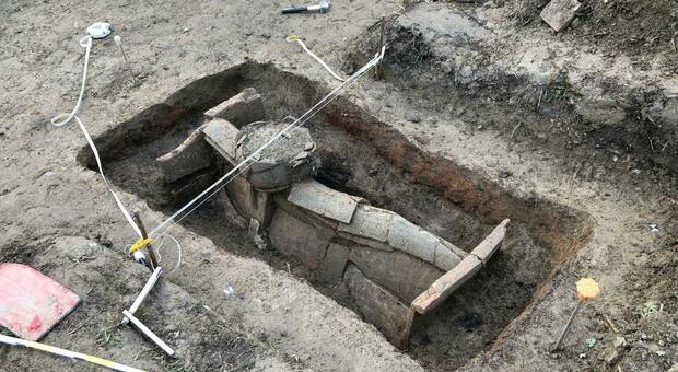 Antiche tombe romane spuntano dallo scavo del collettore fognario. La Soprintendenza: quattro sepolture con vari riti funerari