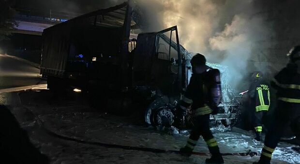 La terribile immagine del camion andato a fuoco