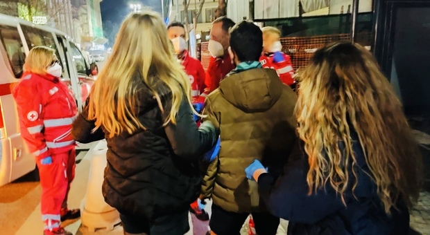 Croce Rossa e scout in strada per portare coperte ai senzatetto: a Pesaro la solidarietà parla la lingua dei giovani