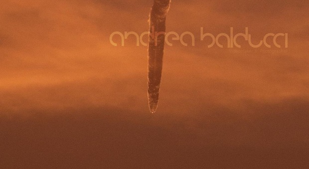 Un misterioso oggetto solca il cielo del Montefeltro, Andrea Balducci lo "cattura": «Per fortuna avevo con me la macchina fotografica»