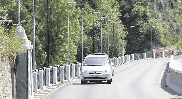 Ascoli, il costone sul Tronto rischia di venire giù: traffico interdetto sul ponte di San Filippo
