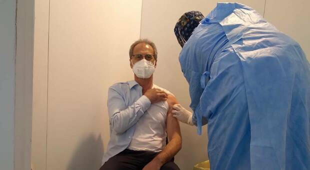 L'assessore regionale Stefano Aguzzi si vaccina a Urbino
