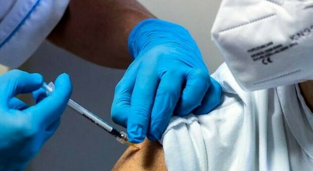 Vaccino, infermiere accusa paralisi di Bell dopo averlo ricevuto: «Scompare da sola in breve tempo»
