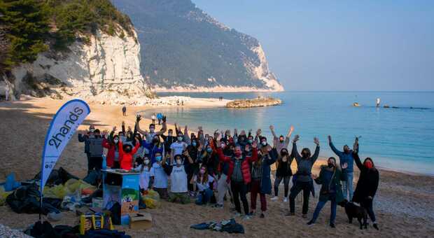 I volontari 2hands Ancona recuperano oltre 218 kg di rifiuti dalla spiaggia Urbani di Sirolo, coinvolti più di 60 volontari