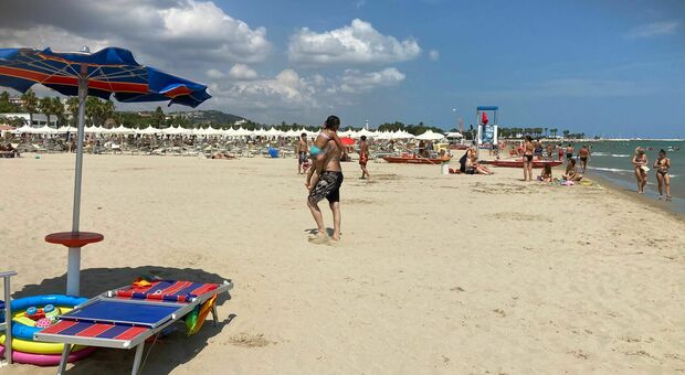 San Benedetto, file di ombrelloni smantellate e spiaggia in tilt. Velenosi: «Non si doveva arrivare a questo punto»