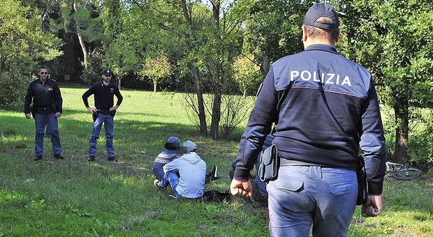 Pesaro, i poliziotti vedono lo scambio: denunciato nel parco dello spaccio