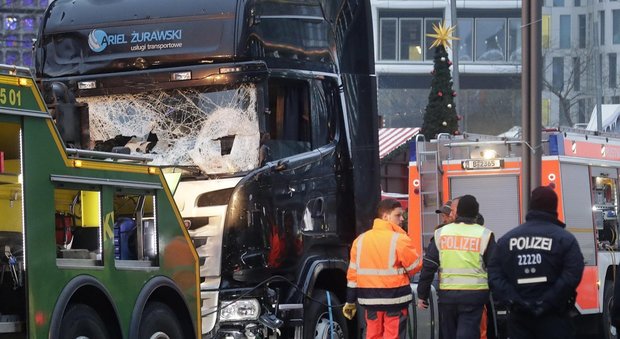 Strage di Berlino, è stato il “sistema di frenata automatico” a fermare il camion limitando il numero delle vittime