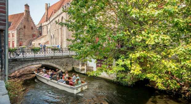 Viaggiare a Bruges: quattro itinerari a piedi e una nuova guida