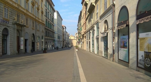 Controlli anti-Covid: sei denunce della polizia locale di Ancona. Quattro giovani giocavano a basket