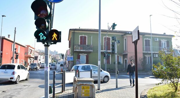 Il semaforo all'incrocio tra via Conca e via Esino a Torrette