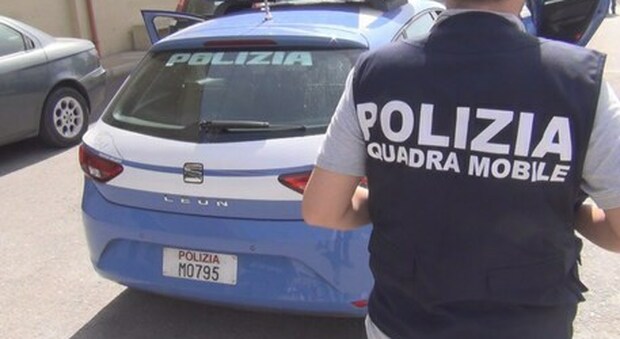 Bologna, donna trovata morta in un cassonetto: il fidanzato impiccato in casa