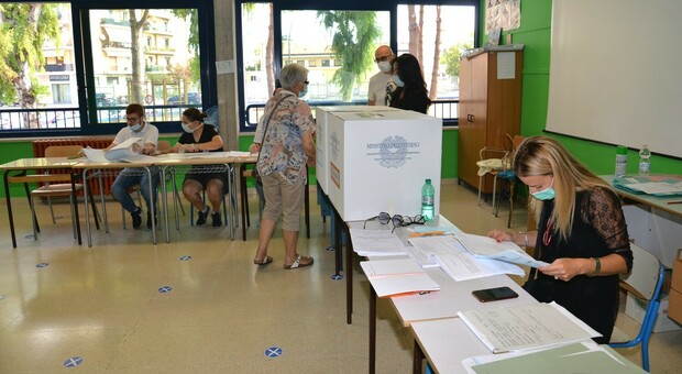 Il primo giorno al voto più di 4 marchigiani su 10. Oggi le urne sono aperte fino alle 15, poi lo scrutinio in diretta