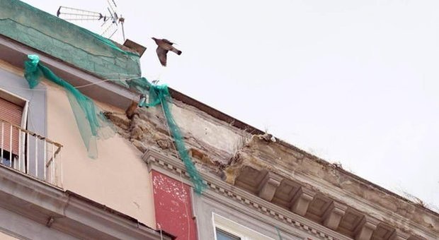 Napoli, cade pezzo di cornicione da un palazzo: negoziante ferito a via Duomo