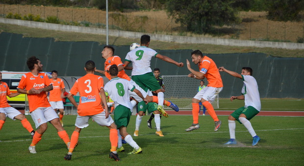 Un'azione di gioco durante Castelfidardo-Porto d'Ascoli terminata 0-1