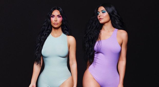 Kim Kardashian posa insieme a Kylie Jenner, ma i fan notano un dettaglio: «Hai esagerato con Photoshop»