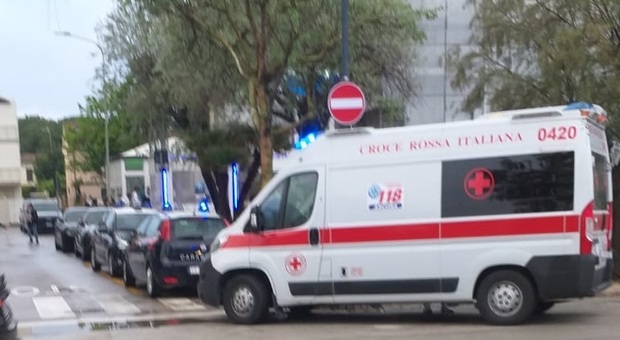 L'intervento di carabinieri e Croce Rossa sul lungomare di Senigallia