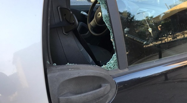 Fermo, vetri rotti e tecniche hi tech: i ladri di ieri e di oggi vanno all'assalto delle auto