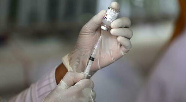 Vaccino, consegnate 215mila dosi Pfizer: domani altre 224mila. Prossima settimana arriva Moderna. E il Lazio è al 92%