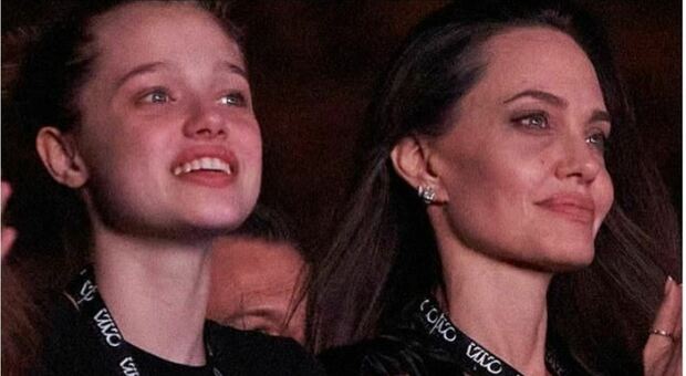 Angelina Jolie (scatenata) al concerto dei Maneskin con la figlia al Circo Massimo