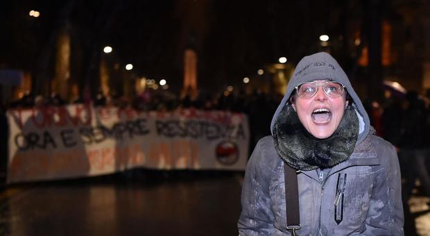 Torino, insultò i poliziotti al corteo contro CasaPound: insegnante licenziata