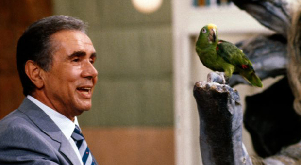 Enzo Tortora con il pappagallo Portobella