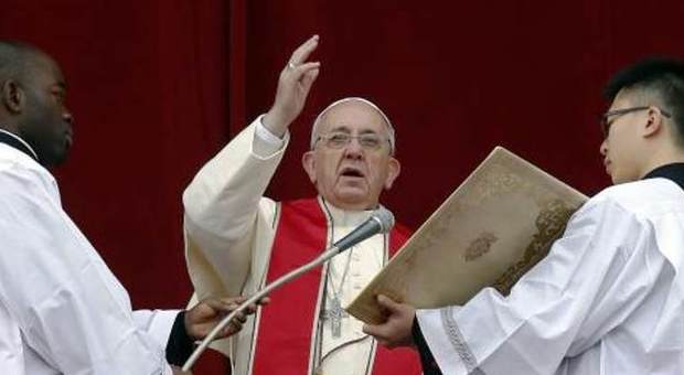Covid, Papa Francesco invita alla preghiera globale e assolve dai peccati
