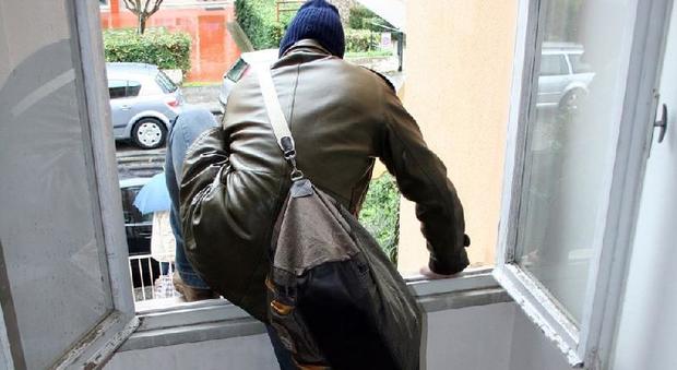 Ancona, i ladri sfondano la finestra e fanno razzia di collane: le indagini