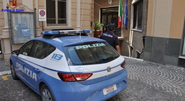 Gli agenti di polizia del commissariato di Osimo hanno denunciato due dominicani per aver picchiato un giovane in un locale