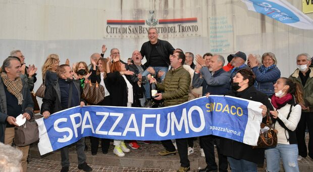 Il sindaco Antonio Spazzafumo durante i festeggiamenti per l'elezione