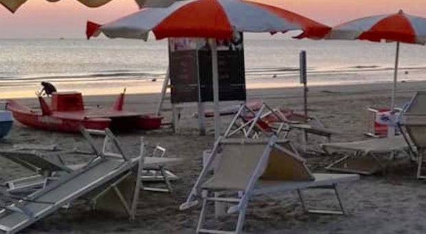 Senigallia, lettini sfondati e ombrelloni spariti: notte brava dei vandali in spiaggia