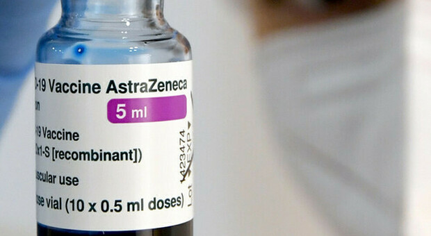 AstraZeneca: «Su oltre 10 milioni di vaccini non c'è prova di rischio embolia polmonare o trombosi». Rezza: «Iss farà valutazioni»