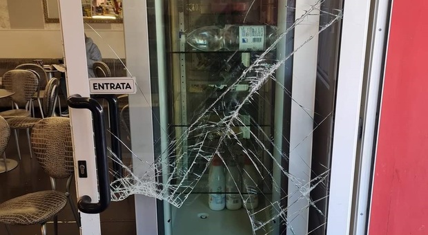 Pochi soldi presi ma tanti danni fatti, un altro colpo messo a segno: un forcone per sfondare la vetrina del bar