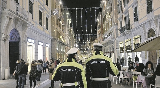 Ancona, shopping e movida, un esercito di vigili per vegliare sull'ultimo weekend rovente prima delle limitazioni